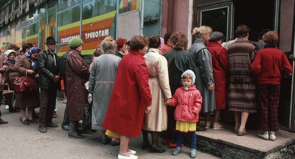 Queue in front of the store. USSR, 1991 PETER TURNLEY / CORBIS / VCG VIA GETTY IMAGES